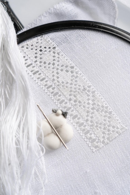 Cusătură delicată pe pânză